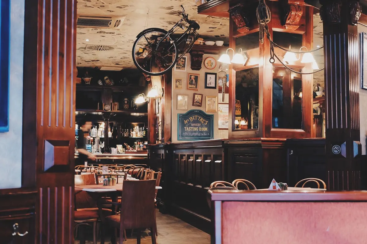 5 Signs of a Great Neighborhood Pub (and 3 Red Flags)